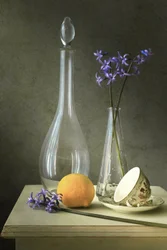 Lila Blumen und Glas