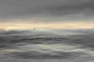 Nebliges Ozeansegelboot