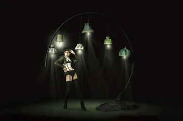Burlesque-Tänzerin im Rampenlicht