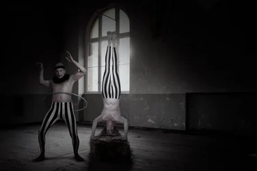 Dunkler Zirkus-Handstand