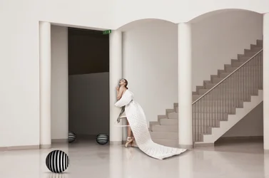 Elegante Ballerina im weißen Kleid