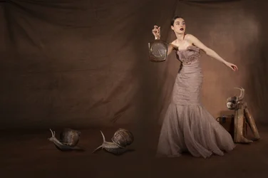 Elegante Frau mit Schnecken