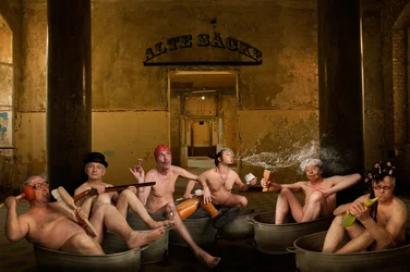 Skurrile alte Männer beim Baden