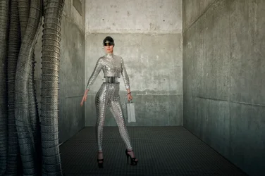 Elegante futuristische Frau