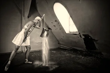 Surreale Dachbodenballerina