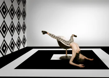 Surreale Geometrische Pose