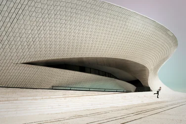 Weiße Architektonische Schwung