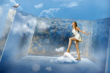 Frau, die auf Wolken tritt