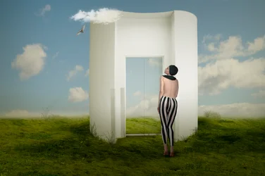 Frau am surrealen Portal