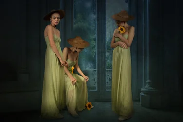 Frauen Sonnenblumen am regnerischen Fenster