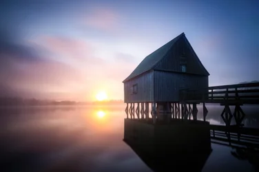 Nebliges Bootshaus Sonnenaufgang
