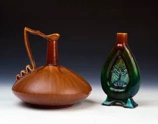 Ein Linthorpe-Keramikkrug in komprimierter kugelförmiger Form mit streifigem Karamell-, Grün- und Karmesinrot-Glasur und eine Linthorpe-Keramikvase mit durchbrochener Blütenknospen-Dekoration und gesprenkelter Grün-, Blau- und Braun-Glasur