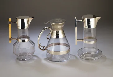 Silbermontierter Weinkrug, 1882; elektroplattierter Weinkrug mit ästhetischem Dekor; silbermontierter Weinkrug, 1880, alle hergestellt von Hukin & Heath