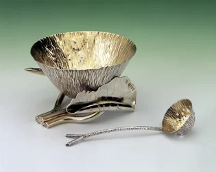 Zuckerboot und Sieb, hergestellt von Hukin und Heath, 1884