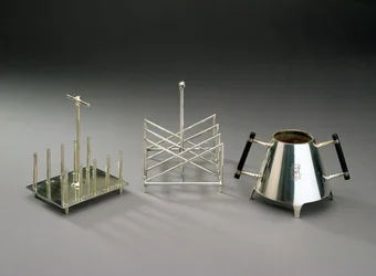 Toasthalter mit aufrechten Stützen, hergestellt von Hukin & Heath, 1878; dreieckiger Toasthalter, hergestellt von Elkington & Co., um 1875-88; Zuckerschale mit ebonisiertem Holz