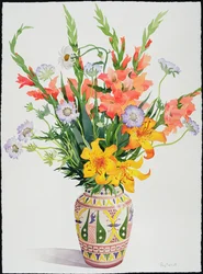 Orange und blaue Blumen in einer marokkanischen Vase