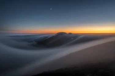 Dämmerungsberge über den Wolken