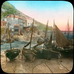 Fischereiflotte bei Ebbe, Polperro, Cornwall, späte 19. oder frühe 20. Jahrhundert