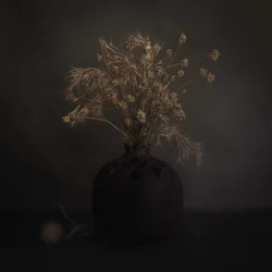Dunkles botanisches Arrangement