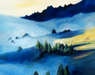 Neblige Blaue Berglandschaft