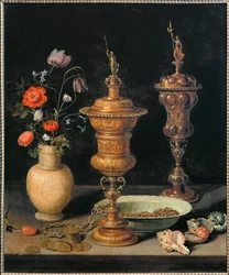 Stillleben mit Kelchen, Blumen und Muscheln