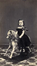 Junges Mädchen auf Schaukelpferd, 1860er Jahre