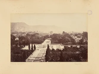 Jaipur: Blick vom Palast auf die Palastgärten und das Fort