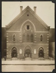 Manhattan-Studio der Colonial Motion Picture Corporation mit Menschen, die sich am Eingang aufhalten, New York
