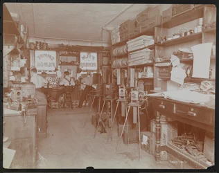 Empire Film Co. Filmstudio (möglicherweise an der Broadway und 55. Straße) mit arbeitenden Männern und Filmrollen und Kameras