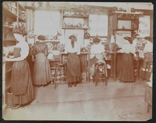 Empire Film Co. Filmstudio (möglicherweise an der Broadway und 55. Straße) mit arbeitenden Männern und Filmrollen und Kameras