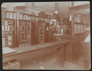 Einzelhandelsbereich bei der Empire Film Co. (möglicherweise an der Broadway und 55th Street) mit Filmkanistern, New York