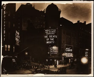 Das Casino-Theater bei Nacht, Menschenmengen und Autos, und Bauarbeiter, die in der Straße graben, Broadway und 39th St., New York, ca. 1915