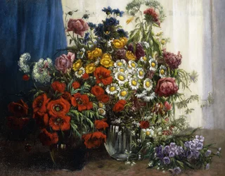 Mohnblumen, Chrysanthemen, Pfingstrosen und andere Wildblumen in Glasvasen