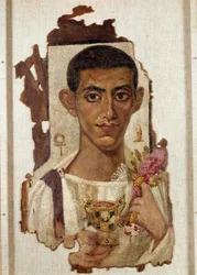 Altes Ägypten: Porträt des Ammonios: Darstellung eines Mannes, der einen goldenen, mit Smaragden verzierten und mit Wein gefüllten Kantharos hält, der ihn als Dionysos ausweist. In der linken Hand goldene Ritter, die Rosengirlande, Symbol der