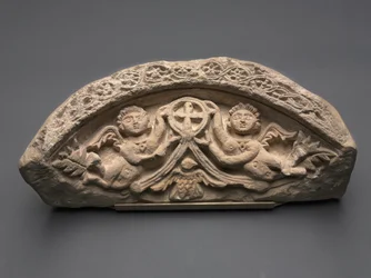 Lunette mit zwei Engeln, die ein Kreuz tragen