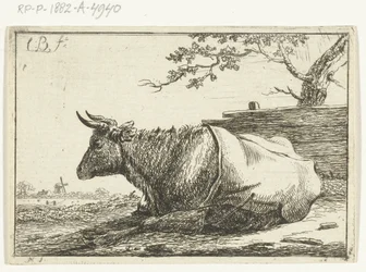 Landschaft mit liegender Kuh mit Decke auf dem Rücken