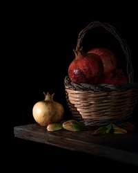 Dunkles Granatapfel-Stillleben