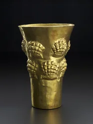 Becher, der Spondylus darstellt, die leuchtend rote Schale eines Weichtiers, 800-1350 n. Chr.