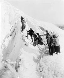 Eine Gruppe von Männern und Frauen beim Aufstieg über den Paradise-Gletscher im Mount-Rainier-Nationalpark, Washington