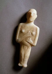 Weibliches Idol, schematische Figur, weißer Marmor, 3200-2000 v. Chr.