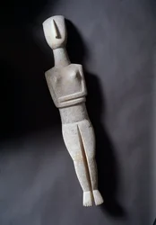 Weibliches Idol, schematische Figur, weißer Marmor mit Ocker-Einlagen, 3200-2000 v. Chr.