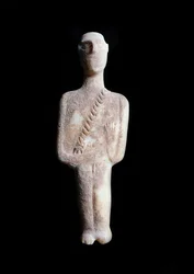 Männliches Idol, schematische Figur. Weiße Marmorskulptur mit Ocker-Einlagen, 3200-2000 v. Chr.