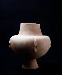 Weißer Marmorkrug mit Ocker-Einlagen. Kykladische Zivilisation, 3200 v. Chr. bis 2000 v. Chr.