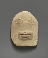 Kalkstein-Votivrelief von Augen und einem Mund (Kalkstein)