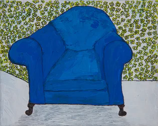 Blauer Sessel und Blumen