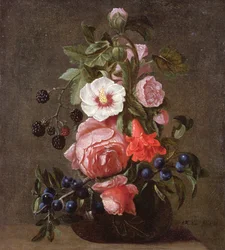 Ein Stillleben mit gemischten Blumen und Beeren in einer Glasvase