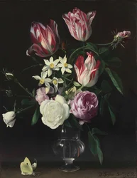 Rosen, Tulpen und Narzissen in einer Glasvase, mit einem Schmetterling, auf einem Sims