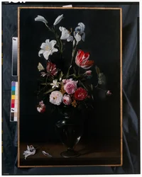 Girlanden aus Rosen, Tulpen, Narzissen und anderen Blumen, die an blauen Bändern hängen