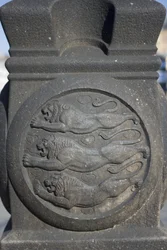 Drei Löwen Symbol in eine Steinsäule auf dem Rathausplatz geschnitzt