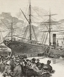 Menschen bei der Einschiffung der Bersaglieri, Korps der italienischen Armee, auf dem Schiff Gottardo, italienische Expedition im Roten Meer, Gravur nach einer Zeichnung von Dante Paolocci, aus L